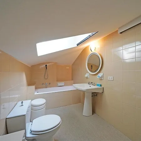Villa Laura Luxury With Lake View Private Pool, Close The Town And The Lake