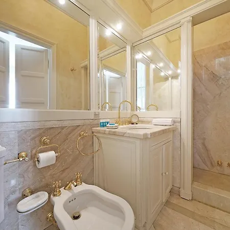 Villa Laura Luxury With Lake View Private Pool, Close The Town And The Lake *