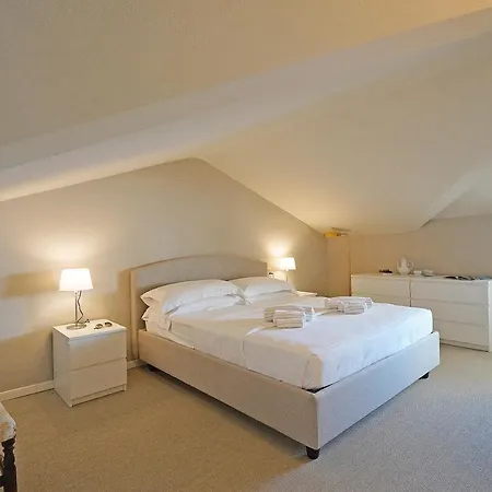 Laura Luxury With Lake View Private Pool, Close The Town And The Lake *