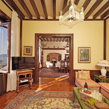 Laura Luxury With Lake View Private Pool, Close The Town And The Lake Villa