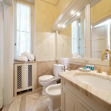 Laura Luxury With Lake View Private Pool, Close The Town And The Lake Villa