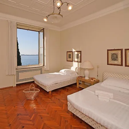 Laura Luxury With Lake View Private Pool, Close The Town And The Lake *